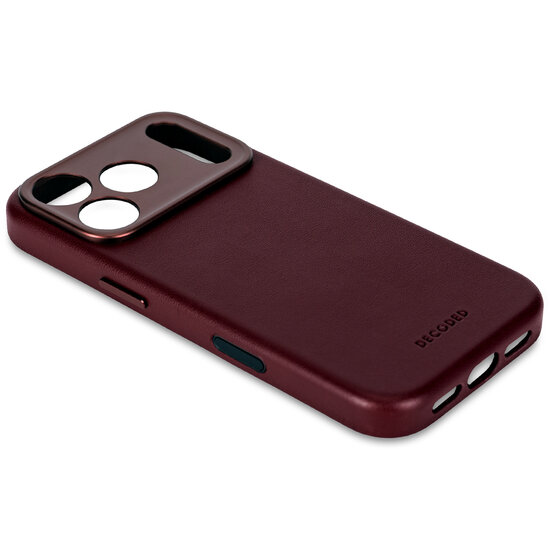Decoded Leather backcover iPhone 17 Pro hoesje dark ruby